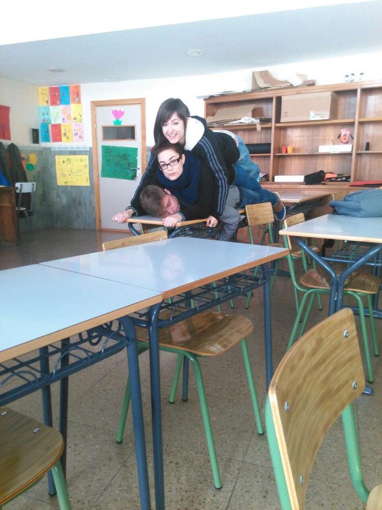 AngelitoSancito's tweet photo. Así es como descanso en clase 😅 http://t.co/j5XZTX4ltf