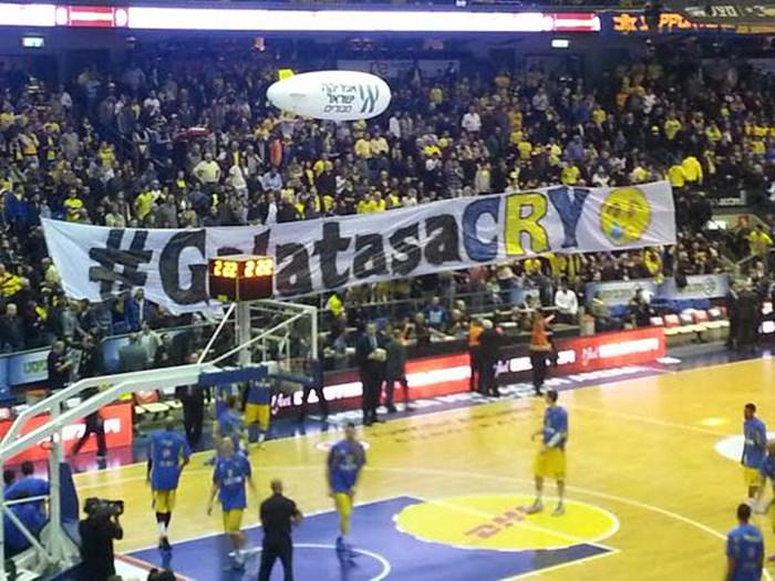 foe23's tweet photo. “@EurohoopsTR: "GalatasaCRY" pankartı ve Tribünde çıkan kavga @MaccabiElectra @GSBasketbol http://t.co/BsKa7jOExp http://t.co/8aooq5e41X” 😂😂