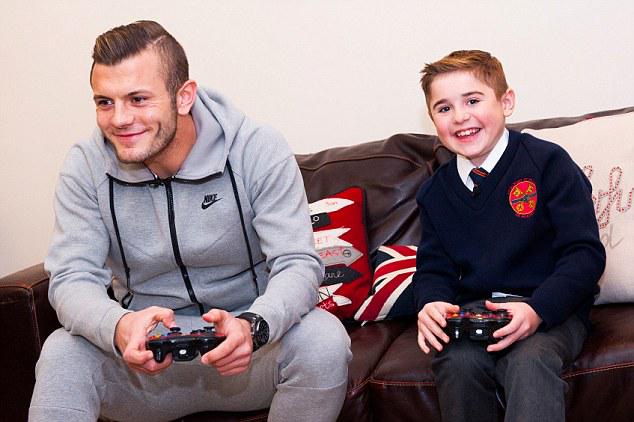 Jack Wilshere makes dream come true for young #AFC fan Archie Hill with surprise visit.

dailymail.co.uk/sport/football…

#ENG