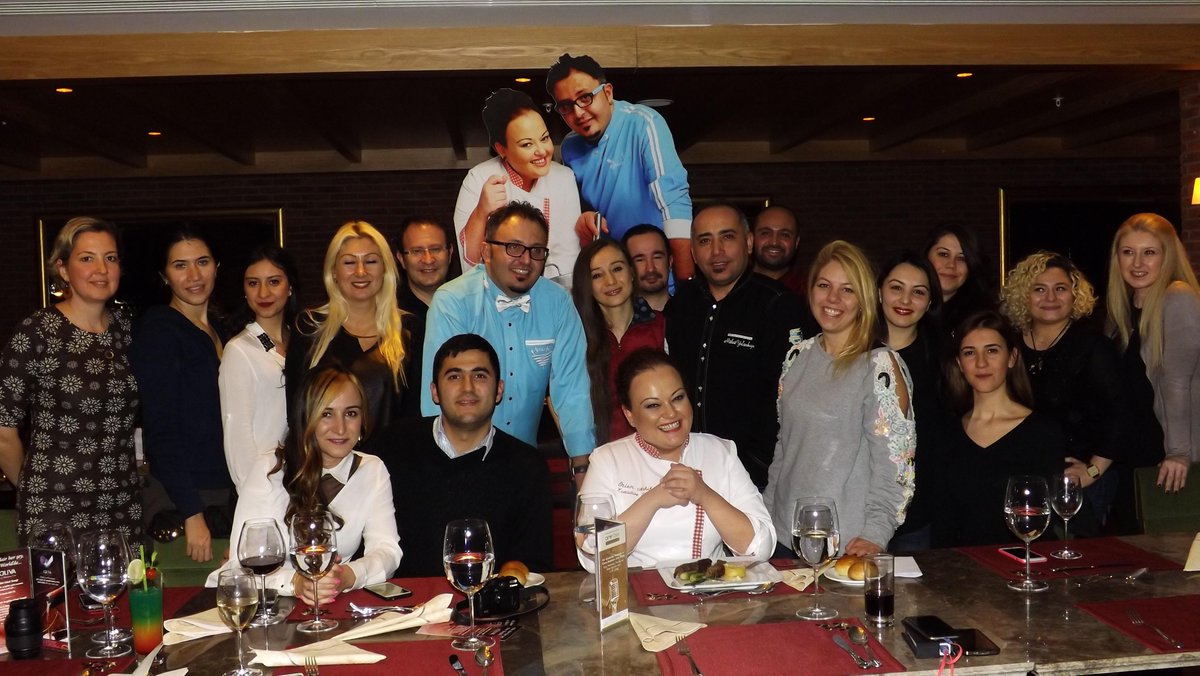 lolivarestoran's tweet photo. Bi Mutfak İki Şef: L'oliva'da bloggerlarla lezzetli bir akşamdan hatıra :) @ozlemmekik @Bimutfak1 # http://t.co/KbJkU040P8
