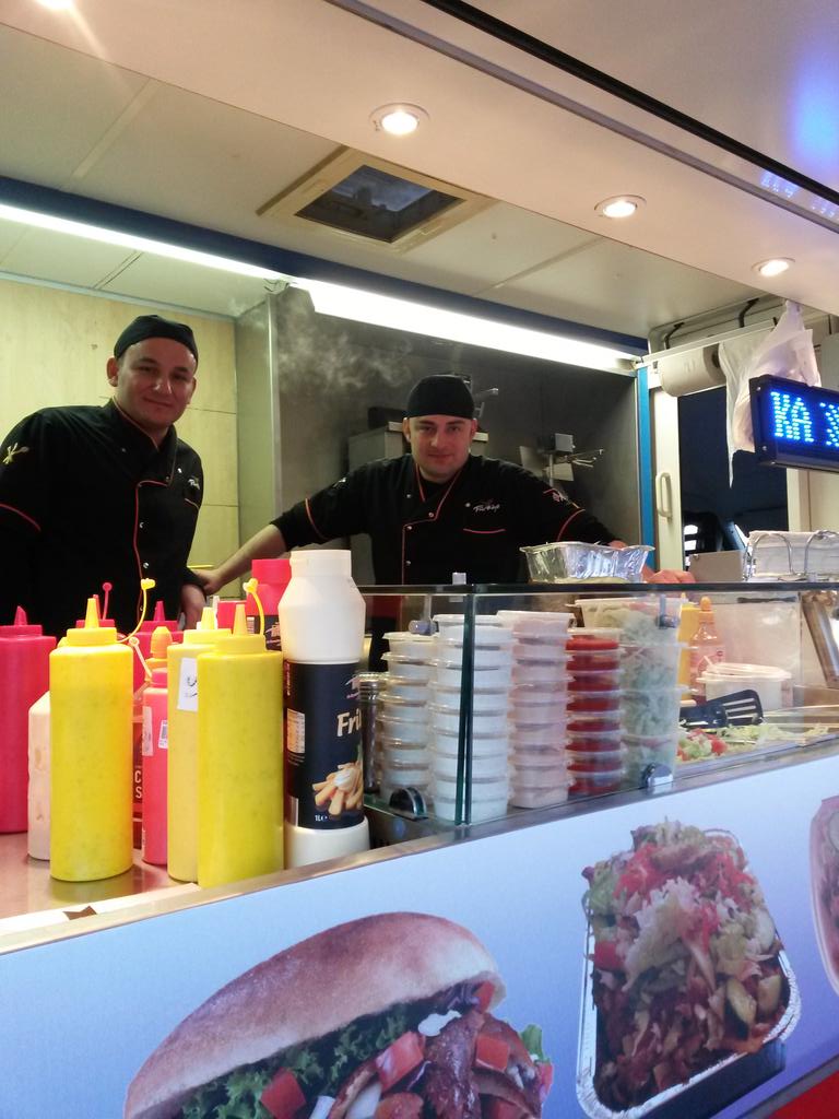 Vrijdag=... Tot 21:00 bij het Urkerhard!