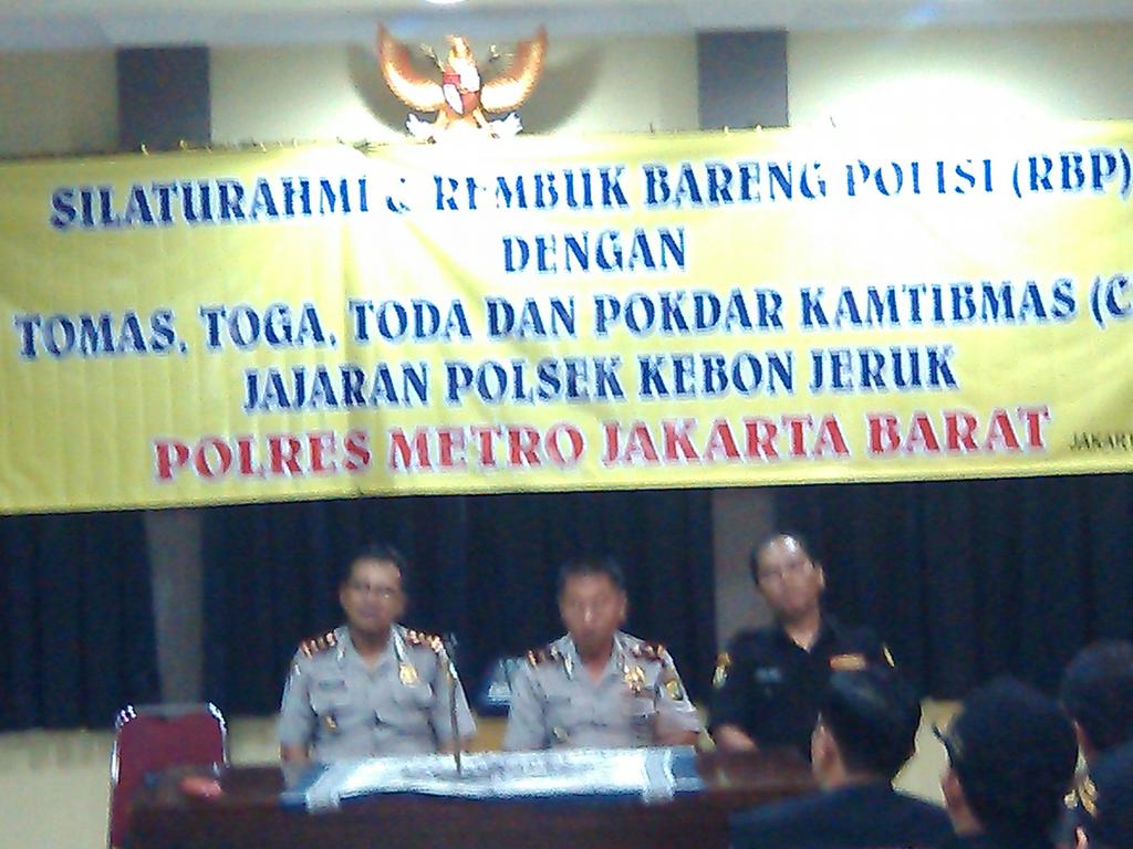 soepriadi23's tweet photo. Polsek kb jeruk laks rembuk bareng polisi dan anggota pokdarkamtibmas (KJ107)@ResJakbar @TMCPoldaMetro http://t.co/3aKWUA9FIS