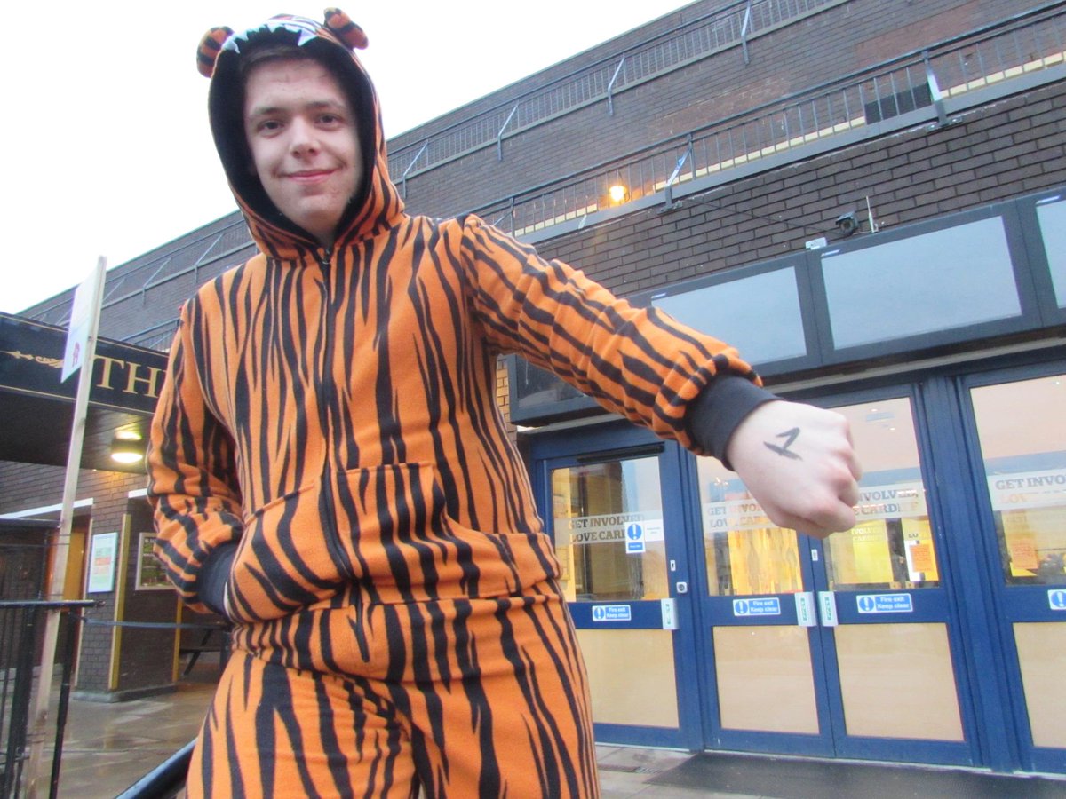 cardiffian_news's tweet photo. If you missed it, @tablets1997 is still queuing for to be at the front of @KerrangMagazine gig http://t.co/1z2csQIYIr http://t.co/99fLRUUUAV