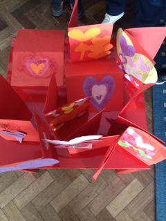 MsMackeysclass's tweet image. Valentine&apos;s Day = kissy day - don&apos;t go near the women unless it&apos;s your Mammy! #wehategirls #ValentinesDay