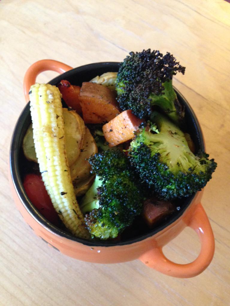 NikkieNintendo's tweet photo. そうそう！いたてきます^_^ roasted veggies for lunch with a sprinkle of salt and pepper <3 おいしい！ http://t.co/VpUZh14qxr