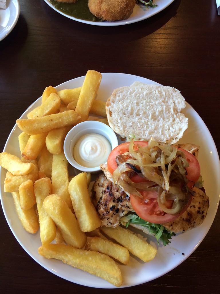 mikeygreen68's tweet photo. A delicious lunch with my lovely Wife today in @MojoCardiff #ChickenBreastBurger #HomeMadeFishCakes #Perfect #Nomnom http://t.co/1GoRESVJ9h