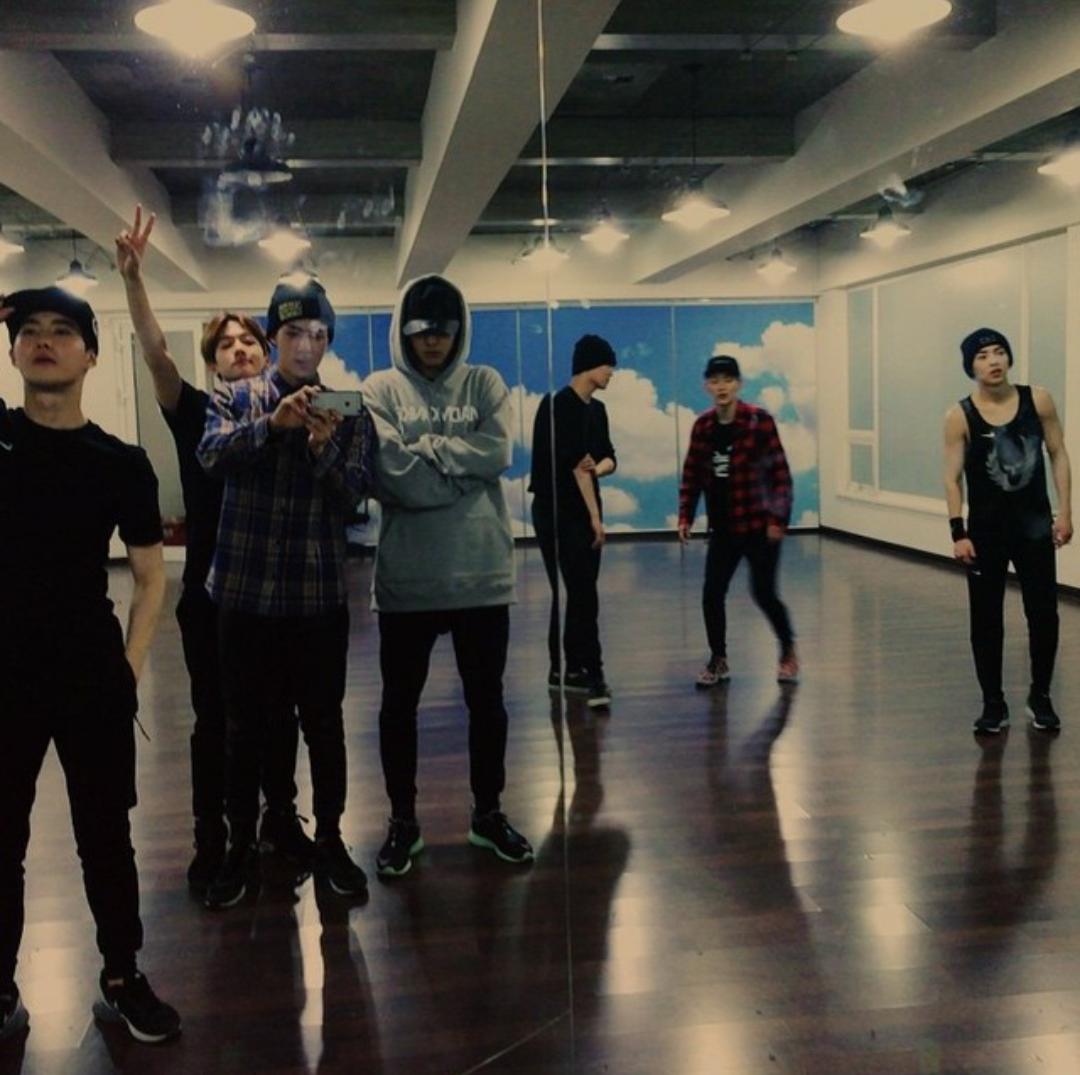 ___exsuho___'s tweet photo. .

                 左端の僕、 http://t.co/0XcEy0Kpus