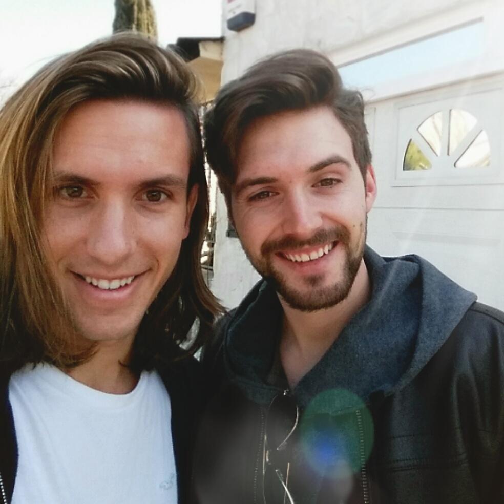 MARTIN_CEBALL0S's tweet photo. Con el cumpleañero!! Por muchos más años juntos #EnamorateDvicio http://t.co/3VpRenKcMQ