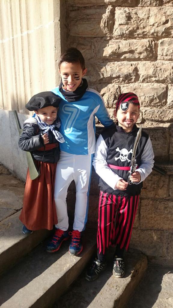 Carlosxin2's tweet photo. Carnaval infantil y mini maquis http://t.co/GZ7R04L0Bl