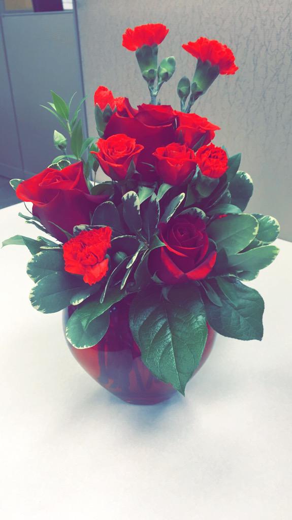katyythompson_'s tweet photo. I got to be the girl at work that was surprised with flowers! I couldn't ask for a better boy! #HappyValentinesDay http://t.co/XzuW1zsLAz