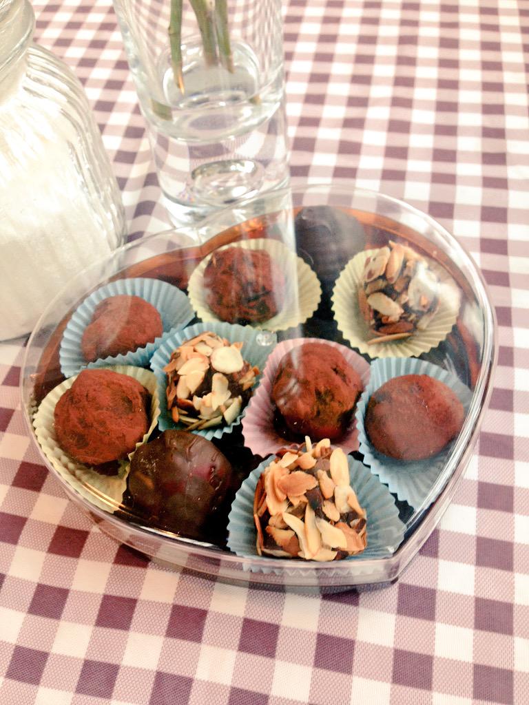 AndreeaManga's tweet photo. Home made chocolate truffles ready for Valentines Day! http://t.co/cjLlf1379j
