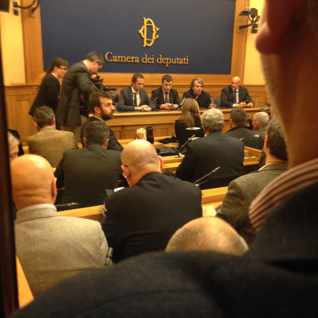 GiuseppeFalci's tweet photo. Tutte le opposizioni in conferenza stampa . Denunciano "la deriva autoritaria" del governo #opengoverno http://t.co/hgaqdLRL8H