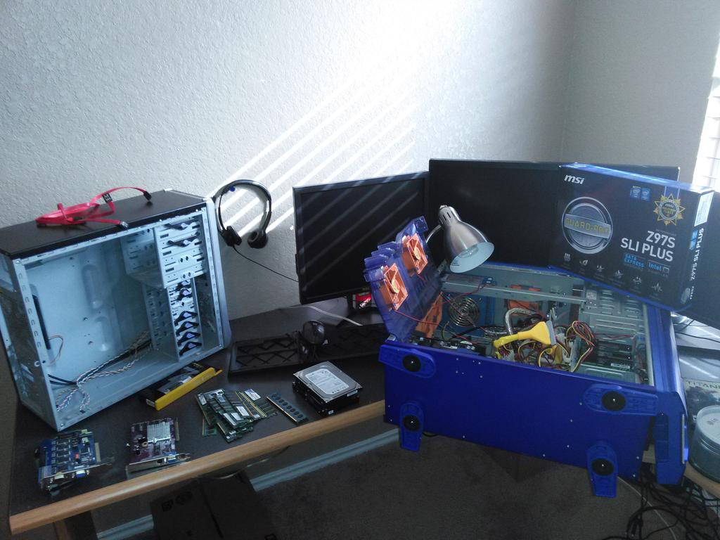 IAmMasterNeo's tweet image. I have a busy day off today! Time for a much needed upgrade. #DoubleBuild  #Server #ComputerLife