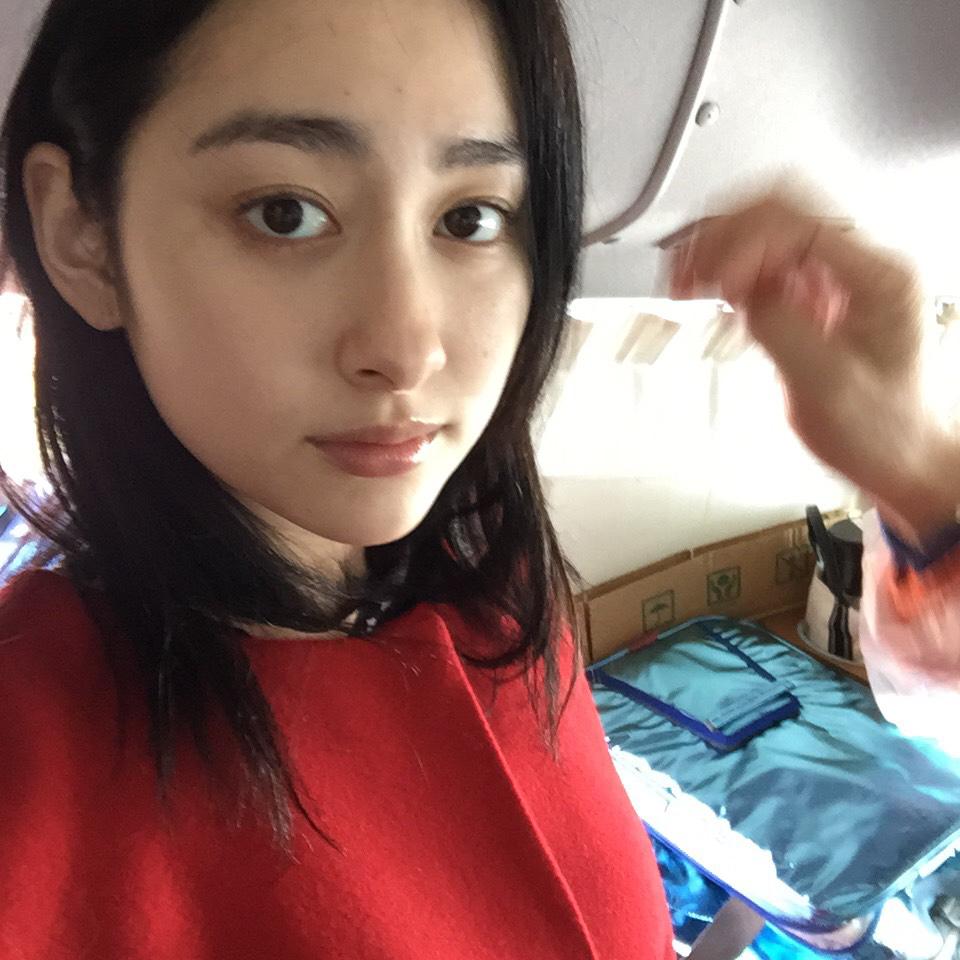 早見あかり 3 17発売写真集 公式 鮮やかな赤色スタイリングが素敵な早見さん さてさてこれはなに中 スタッフ メイク直し中 手がぶれてます Http T Co E6qxp7bbeb