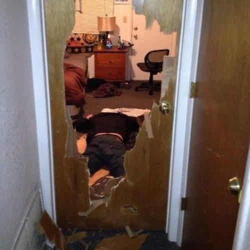 Pagey787's tweet photo. “@Keith_Stone___: When you're drunk but you can't find your keys: http://t.co/iFs4NfVl1P” @sarajazz12 smashing your window with a rock 😂