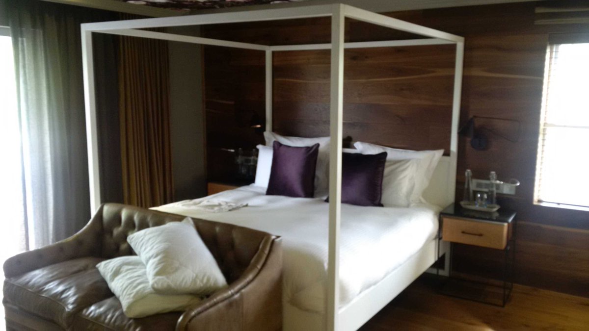 First stay at <a href="/MajekaHouse/">Majeka House</a> in Stellenbosch. Lovely location, terrific views - and beds designed by Christian Grey.