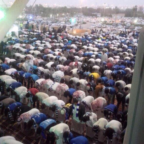 awan_kuwait's tweet photo. صورة جميلة للجماهير السعودية وهم يؤدون الصلاة امام الملعب قبل بدء لقاء #الهلال و #الاهلي في #نهائي_كأس_ولي_العهد http://t.co/JLB2j9Qshq
