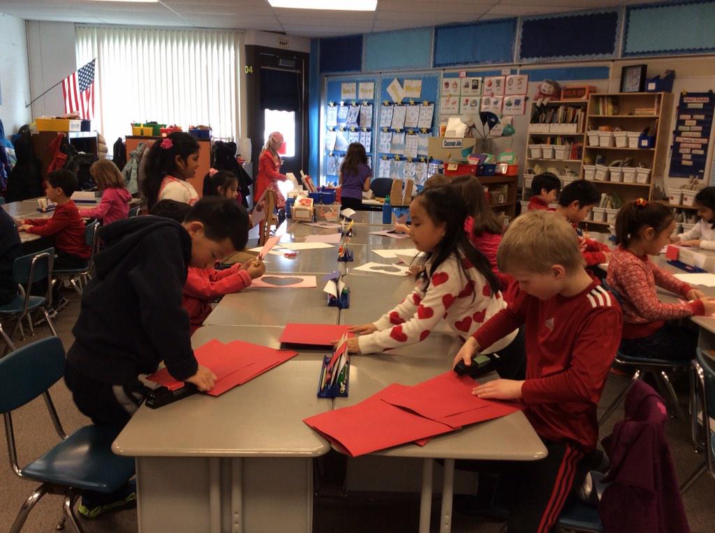 MrsBoyer3's tweet photo. Valentine Factory!! #tsdthinkers #hamiltonthinkers http://t.co/Wf2e8Vw7vj
