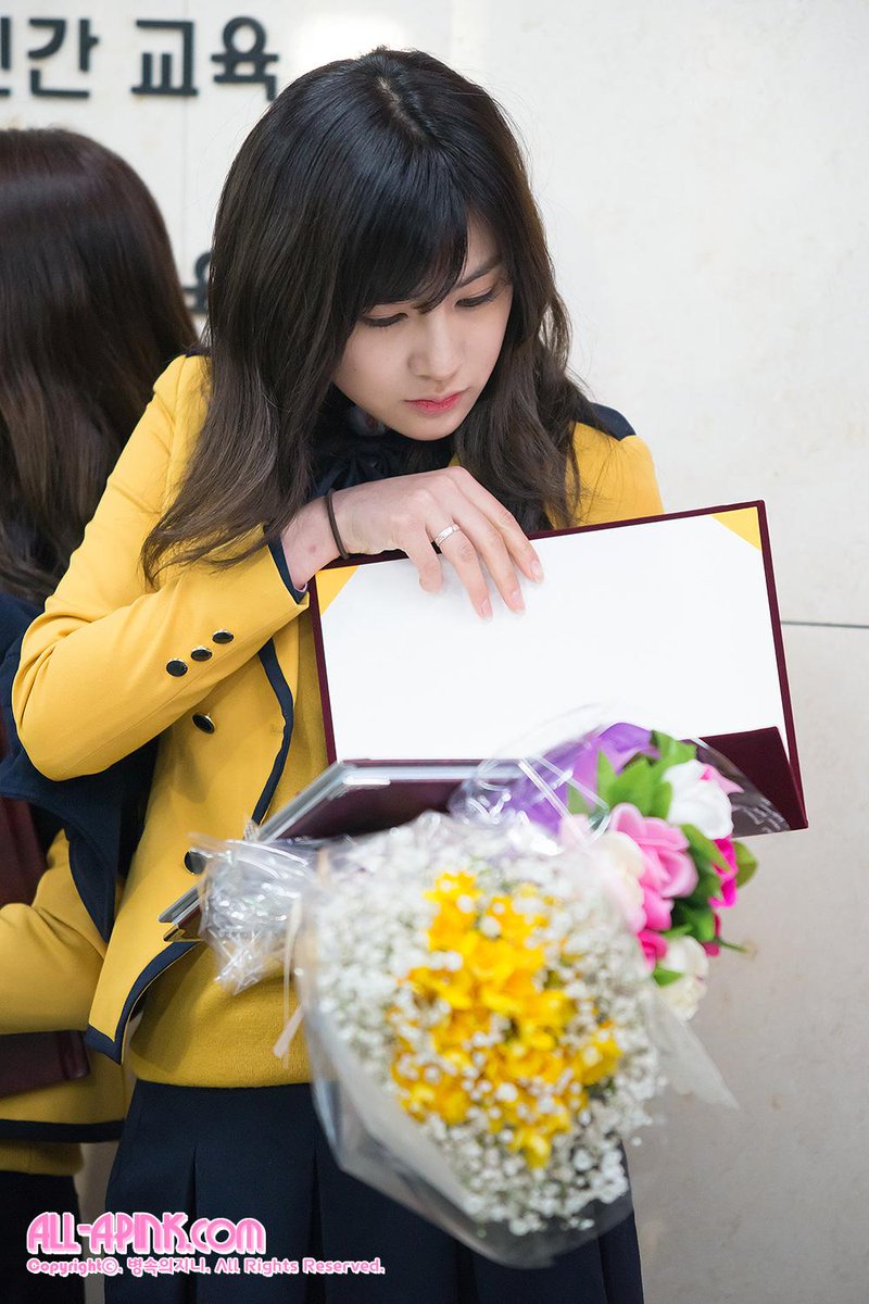 all_apink's tweet photo. [Photo] 15/02/11 서울 구로구 궁동 서울공연예술고등학교 졸업식. 에이핑크 막내 하영이의 졸업식. http://t.co/Aw4AaNZ1oU #apink #에이핑크 http://t.co/m0pZdf4DMg