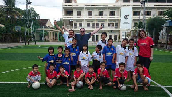 ManUtd's tweet photo. Two amazing fans shared 45 #mufc @ChevroletFC shirts with these kids in Vietnam. How do you #PlayItForward? http://t.co/iK0aE3OcrE