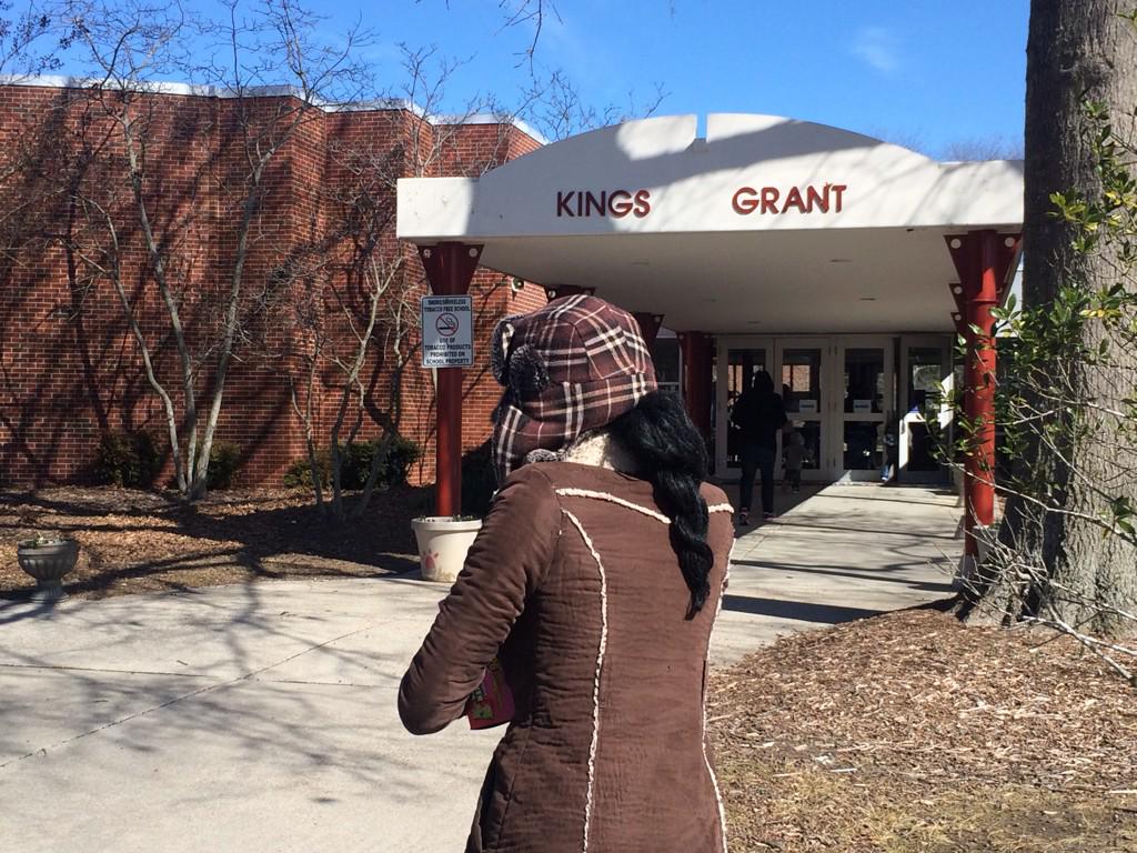 RT 13EricKane Scores of parents arriving at Kings Grant elementary to