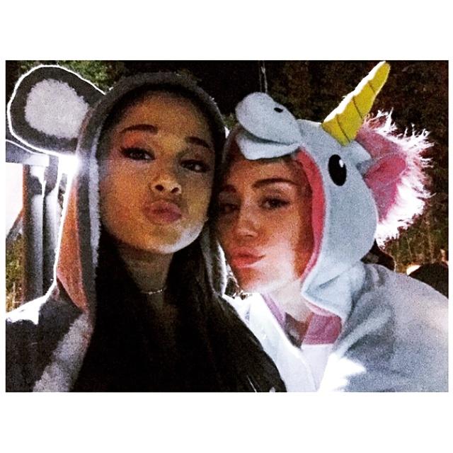 This guys make me so happy!! <a href="/MileyCyrus/">Miley Cyrus</a> @ArianaGrande #ArianaGrande #MileyCyrus