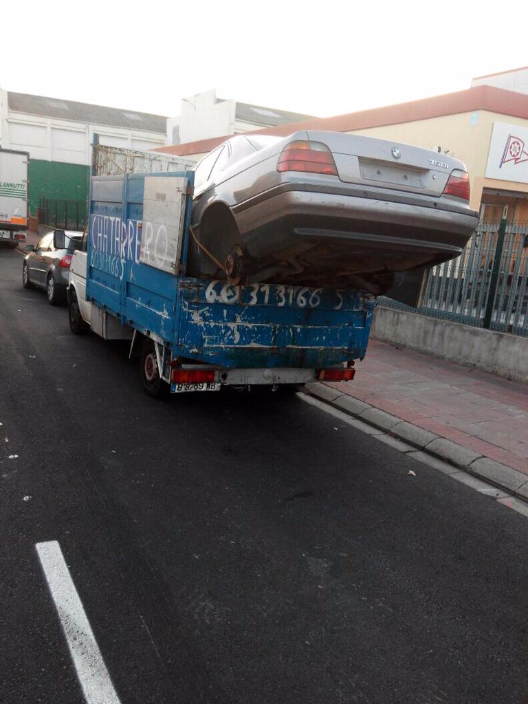 Agents de la <a href="/barcelona_GUB/">Barcelona Guardia Urbana Bici - Paròdia</a> aturen furgoneta per circular amb excés de pes i amb la càrrega mal acondicionada.