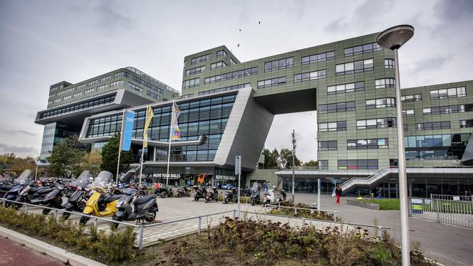 volkskrant's tweet photo. ROC Leiden kan onderwijskundig, financieel en bestuurlijk niet blijven bestaan. #wanbeleid
http://t.co/Xz4Q1Z8nVS http://t.co/BAz2zXfs1P