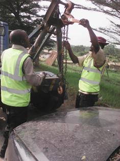 FRSCBayelsa's tweet photo. BAYELSA SECTOR COMMAND OPERATION REMOVE ALL ABANDONED VEHICLES FROM THE HIGHWAY..JOIN THE FRSC TO ENSURE SAFER ROAD.. http://t.co/nyqUsFOrrg