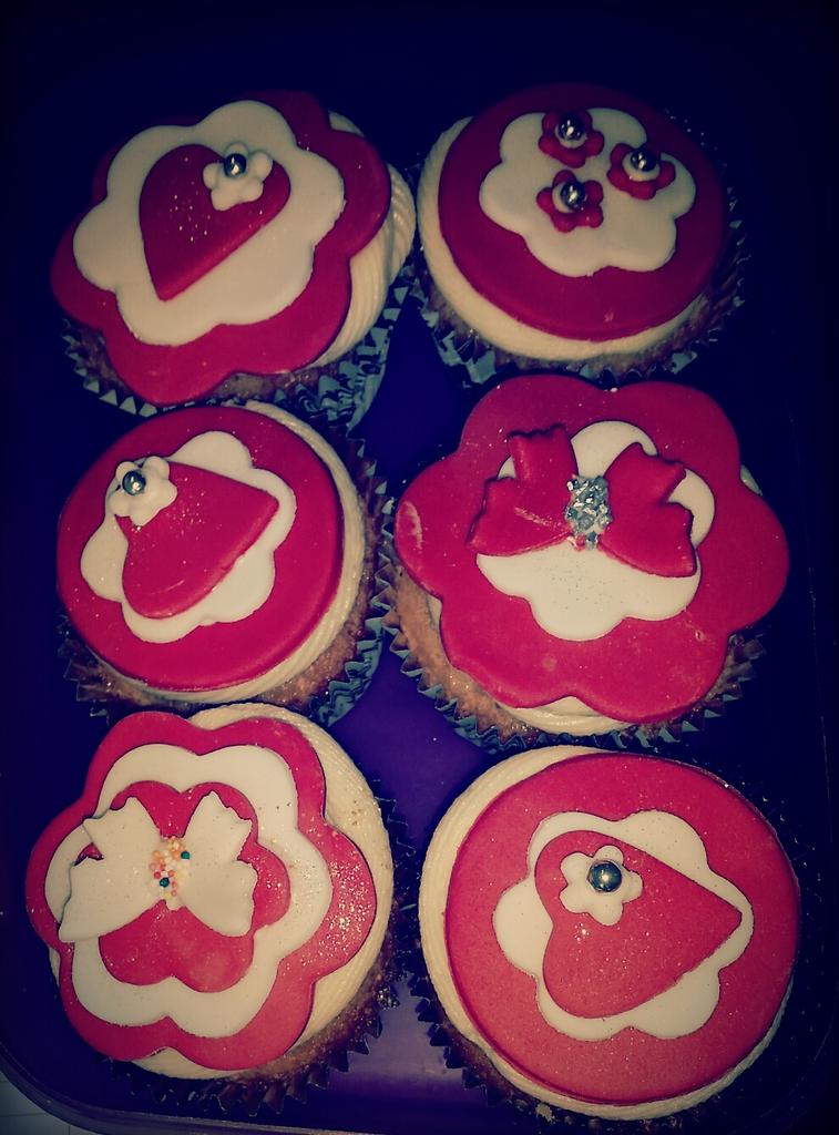kleintjes's tweet photo. Seems like I'm learning something in my cake decorating class ;-) #lovingIt #LullubelleBakes http://t.co/v1nhS5iqWy
