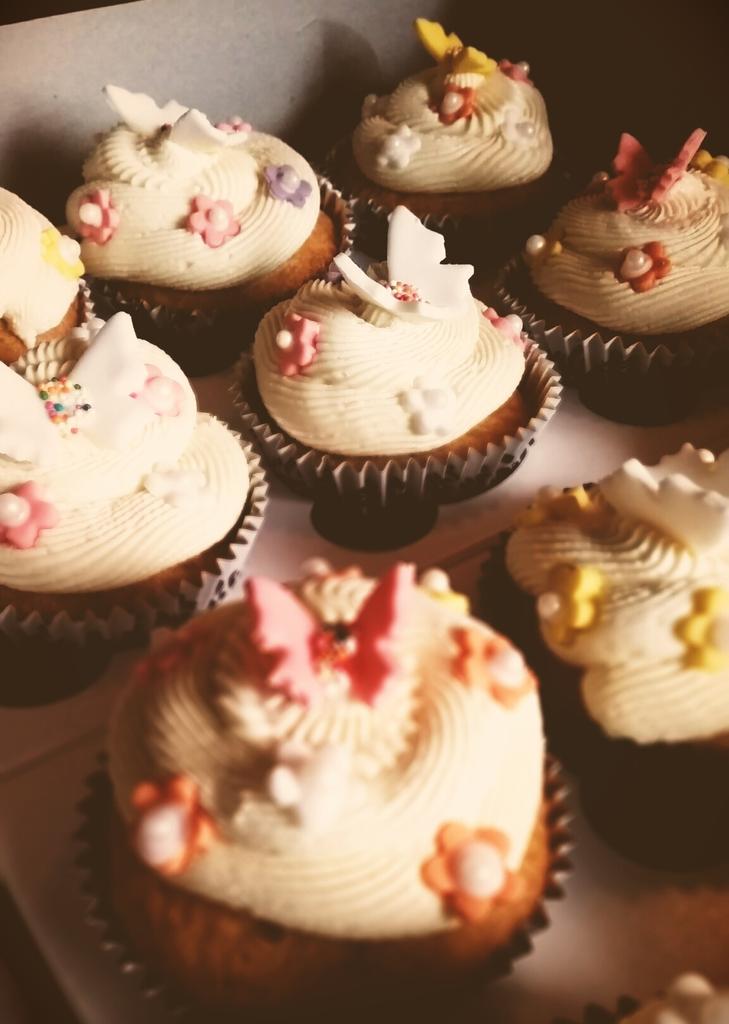 kleintjes's tweet photo. Seems like I'm learning something in my cake decorating class ;-) #lovingIt #LullubelleBakes http://t.co/v1nhS5iqWy