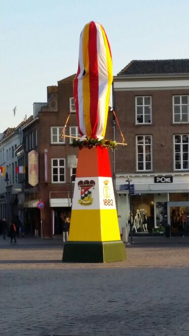 Ik staoi al lèkker op munne sokkel... het geouwehoer van de Bosschenaren heur ik al om me hene. Nog mar 2 daoge!!