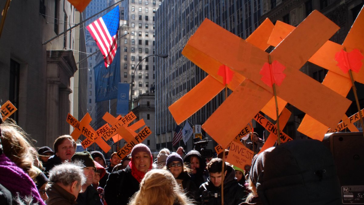 350's tweet photo. Global Divestment Day action happening now on Wall St. These banks must #DIVEST @350NYC http://t.co/FXgPJsUuZQ