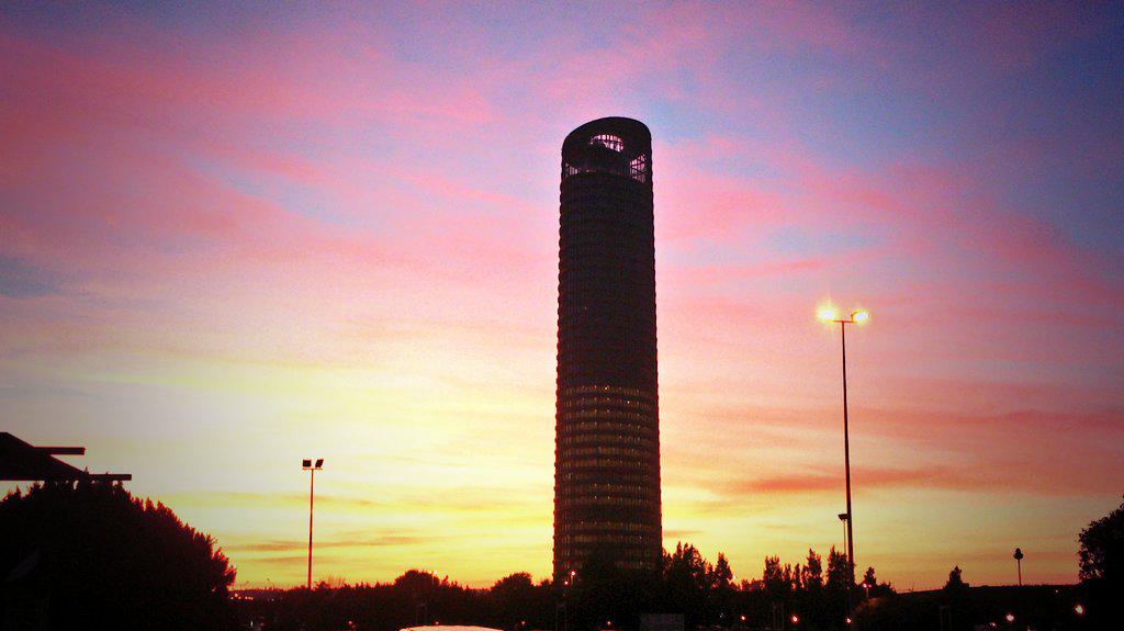 david90sg's tweet image. La @TorreCaixaBank en estos momentos..."el pintalabios" de la guapa Sevilla #TorrePelli #TDSActualidad