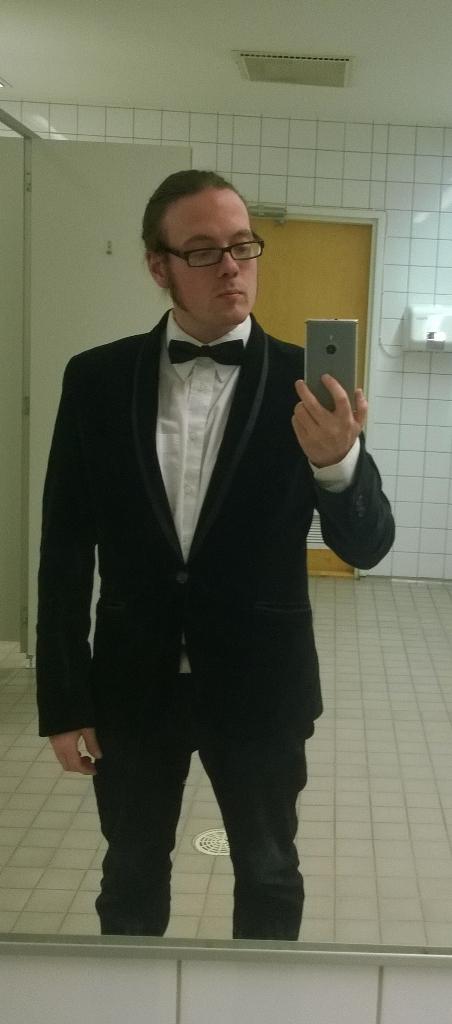 Samuli_N's tweet photo. Kapellimestari keikkatauolla. Hienoa työtä #RaisionVPK #Raisio #Vanhojentanssit #Rusetti http://t.co/2YWOIDyhlm