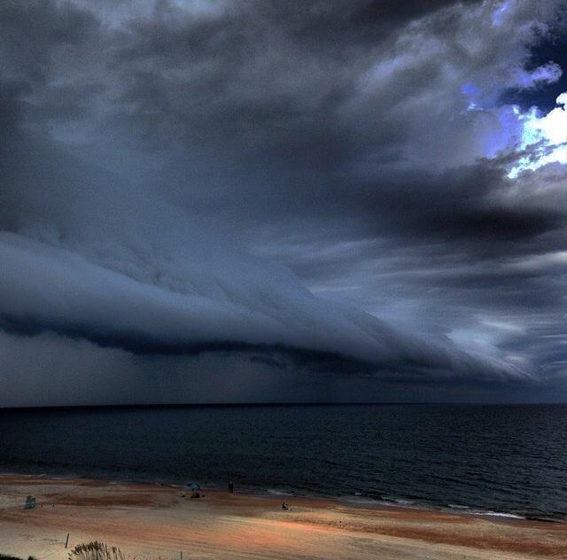 ReedTimmerUSA's tweet image. PHOTO OF THE DAY is an amazing shelf cloud over Daytona Beach, FL, taken by Jacob Delong on August 18, 2014!