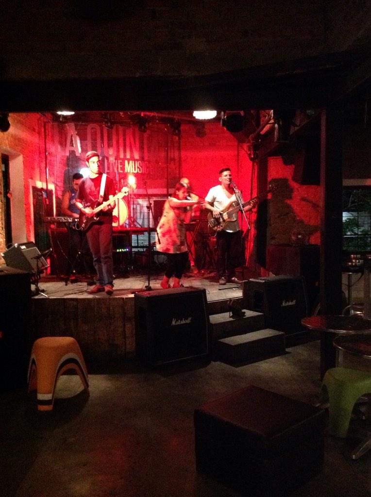 yoselinflak's tweet photo. Hoy en #bar de @laQuintabart @LefemVzla en concierto! #recomendado #vocesmagicas #lefemenlaquinta http://t.co/e6OGn316mU