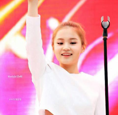 LeeHighi's tweet photo. @TF_byg90 *shakes my hand then give the rose fo you* ^^ http://t.co/QNZ491NjjZ