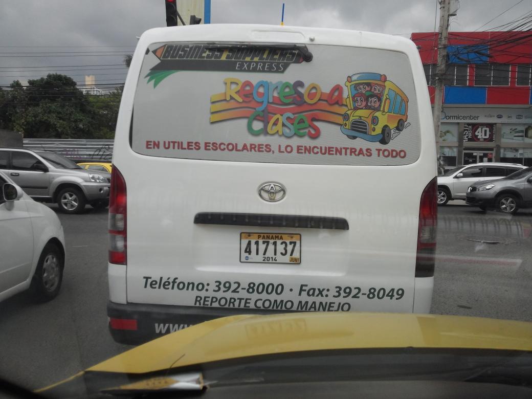 Por ESTUPIDOS como este es que se forman los tranques. Lo unico que decia era puro improperios e
Y la pose del dedo