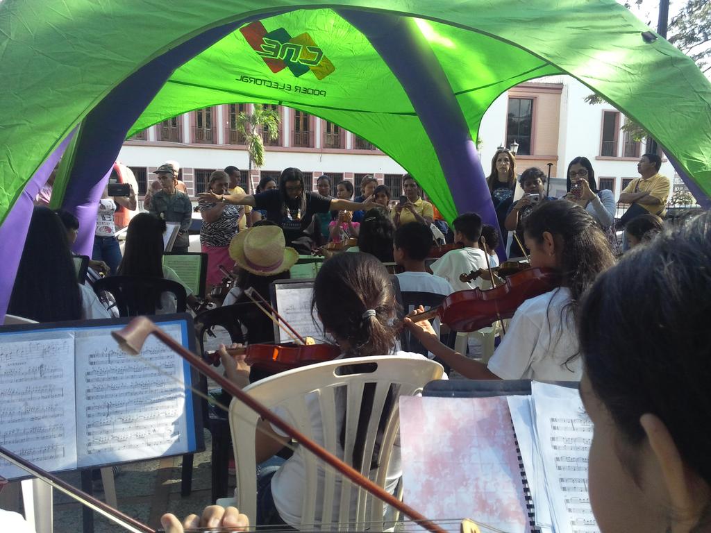 SistemaGuanare's tweet photo. @SistemaGuanare toma la Plaza Bolívar con el #PaseoMusical. 13F #ElSistemaCumple40 http://t.co/j75KDWZ33S