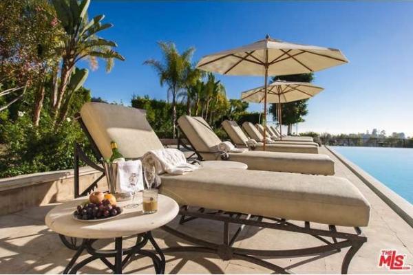 realtordotcom's tweet image. A California Mansion for just $475K?!  Oh.  That's per MONTH!  rltor.cm/2he47 #luxury #homes