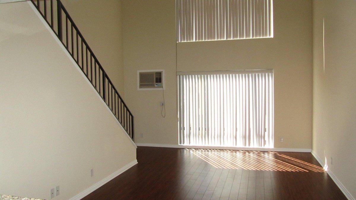 TheCollectionLA's tweet image. Amazing Downtown Artist Loft Available with a balcony... DONT MISS OUT!!!! #3239092670