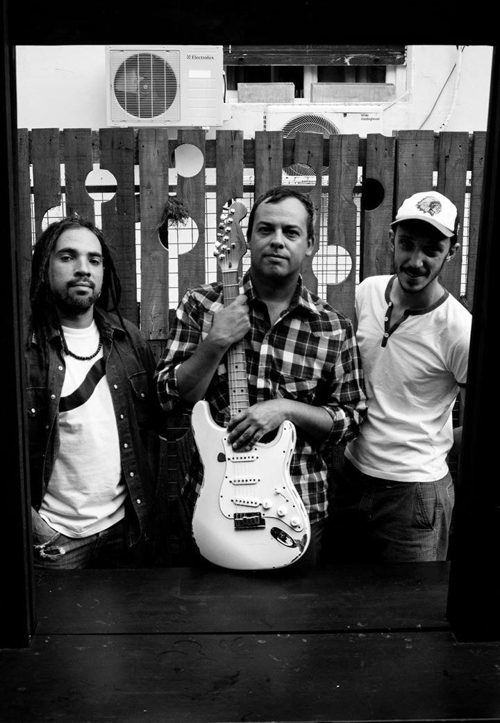 SessionesReggae's tweet image. #Sessiones fotos en patio del Liceo para #Cosmovision ph: Valentin Cacault