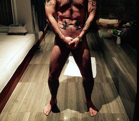 Happy Valentines indeed... Singer poses naked in his own break the internet attempt!!  