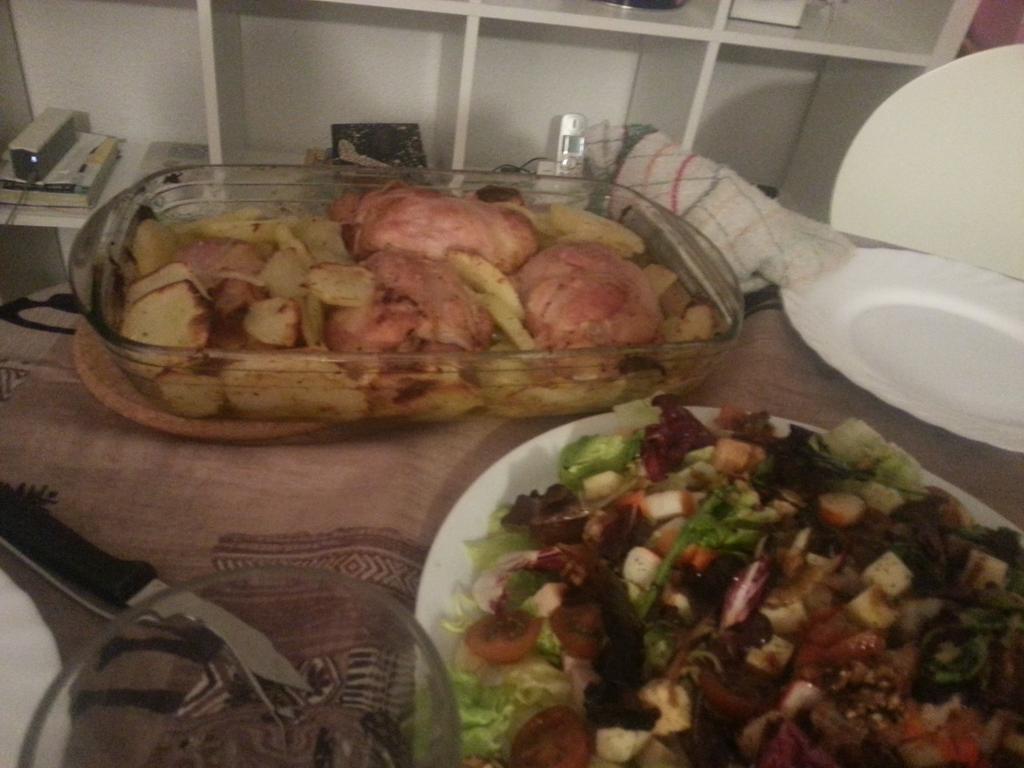 josema_albacete's tweet photo. Pedazo de cena que se ha marcado @sarakikax . Codillo al horno rico rico @asieriko3 @Samuelinho8 http://t.co/sCOrBfNYLi