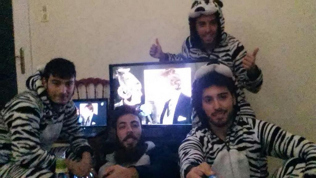 RafaMorooo's tweet photo. Andaluces erasmus desde oporto viendo la gran final!! #EltangaiF @dealberag @23Triyi http://t.co/kC2PR5aIG9