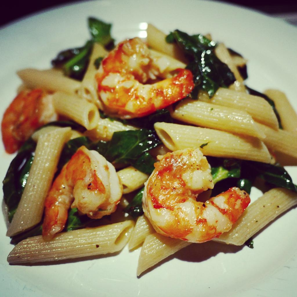 Sophieonaplate's tweet photo. Friday night in = big bowl of king prawn and spring greens penne whilst writing a blog. #FishFriday  #ComfortFood http://t.co/xAxSaDlsgh
