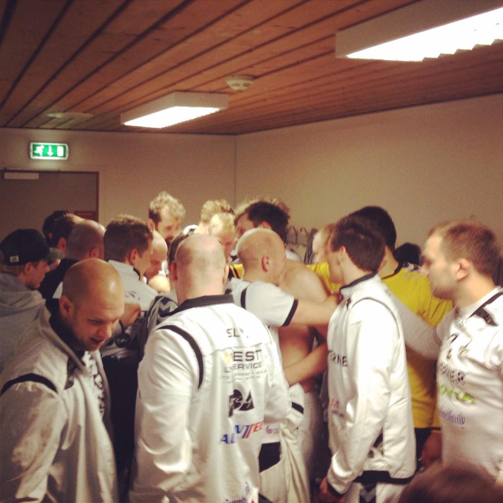 KvardagsAtleten's tweet photo. Oppmodar alle til å ta turen til Vikahaugane i morgon for å heie på dei flotte ATLETANE til @StordHK. Avkast 16.00👊 http://t.co/PRcXYOLCiT