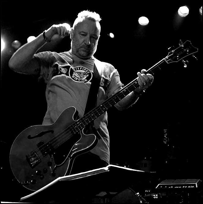 PETER HOOK !
Happy birthday, fab bassman ...   
