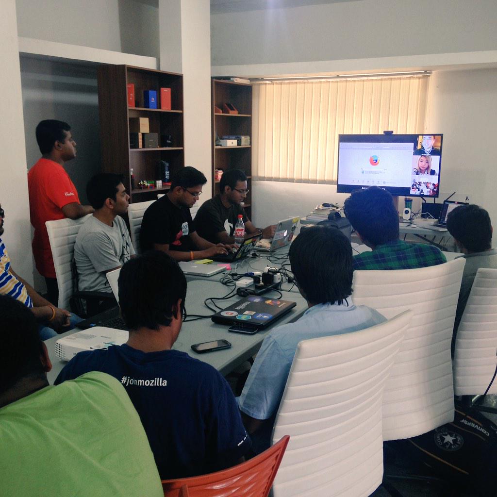 GalaxyK's tweet image. .. @ArcadioLainez demoing #FirefoxHello at the #FSABootCamp in Bangalore! @MozSpaceBLR